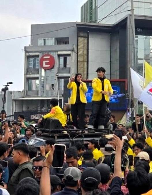 Mahasiswa Kepung Bundaran HI Serukan Delapan Tuntutan