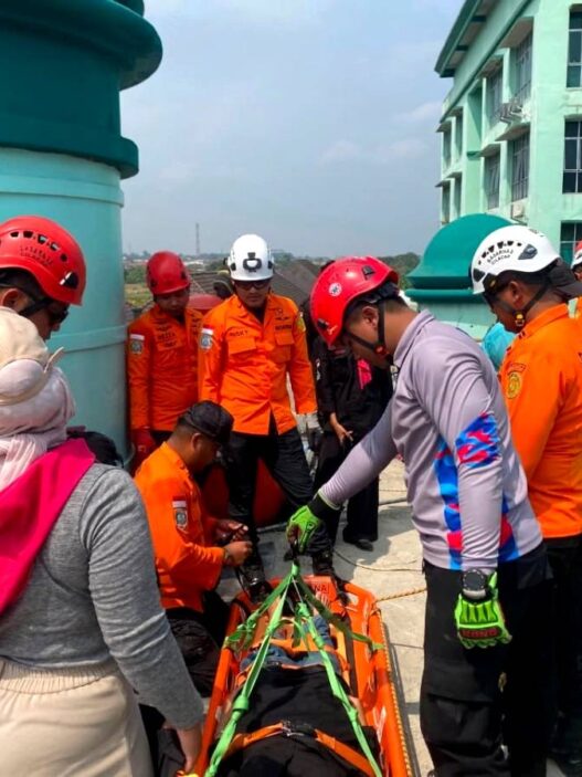 Mahasiswi UIN Saizu Tabrak Gedung