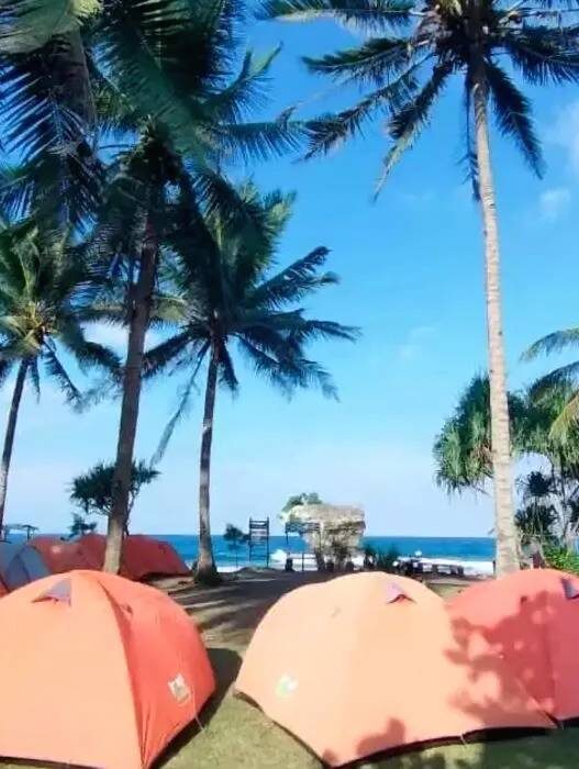 Menikmati Camping Pantai Madasari