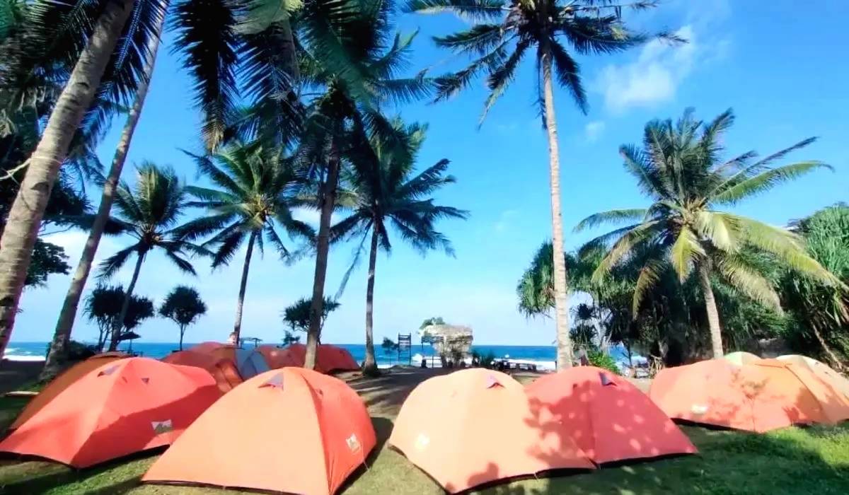 Menikmati Camping Pantai Madasari