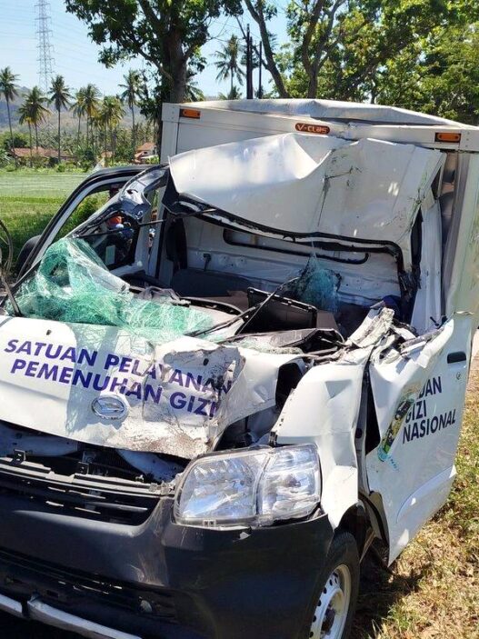 Mobil SPPG Hantam Truk di Banyuwangi