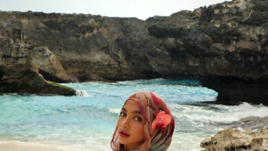 Oklin Fia Diserang Warganet Gegara Unggahan di Pantai