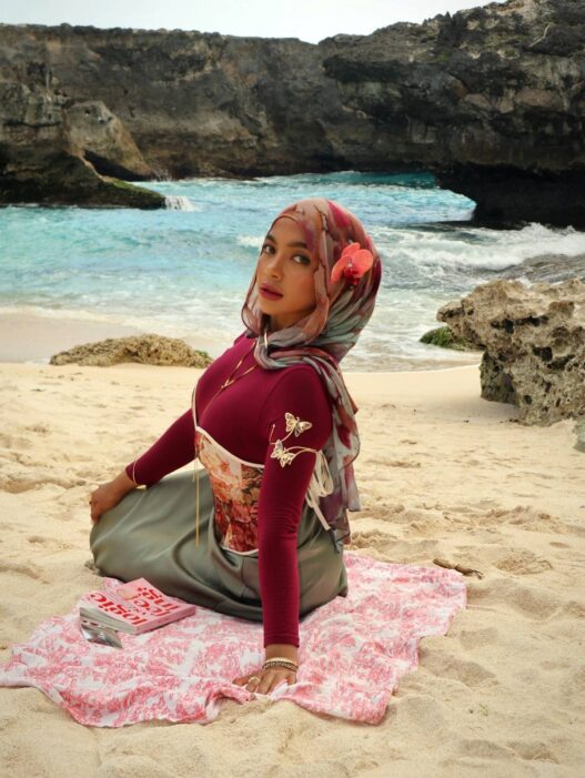 Oklin Fia Diserang Warganet Gegara Unggahan di Pantai