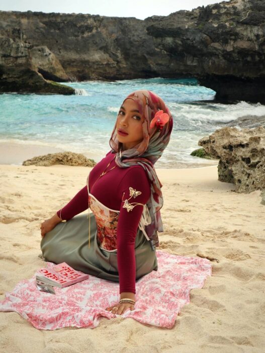Oklin Fia Diserang Warganet Gegara Unggahan di Pantai