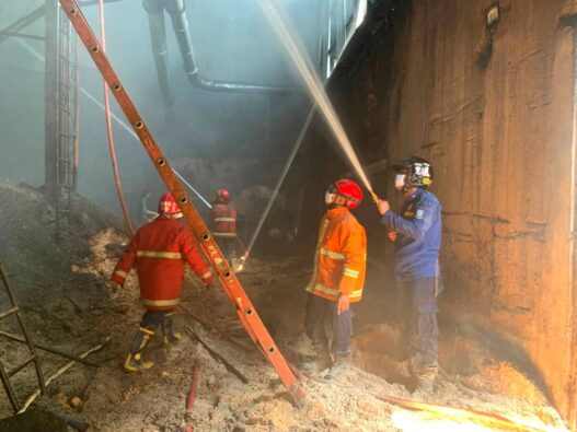 Pabrik Kayu di Mewek Terbakar Hebat