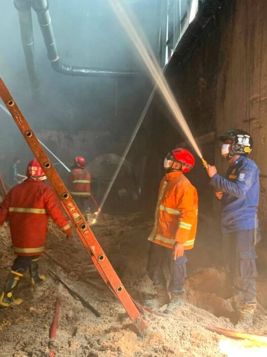 Pabrik Kayu di Mewek Terbakar Hebat