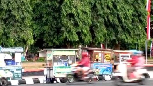Parkir Ditertibkan, PKL Dibiarkan