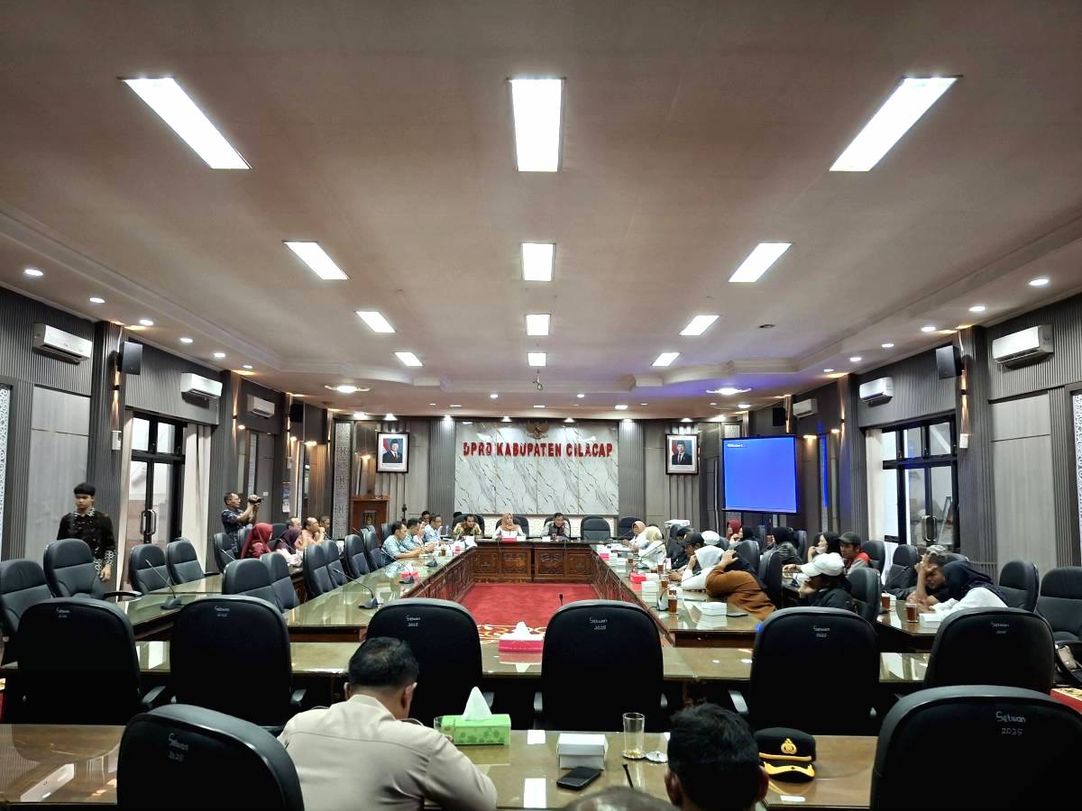 Pedagang Titik Nol KM Datangi DPRD