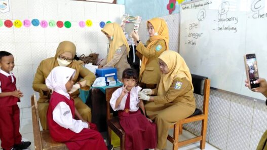 Penolak Imunisasi Wajib Teken Surat