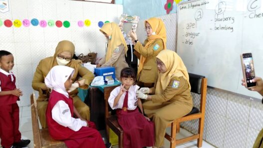 Penolak Imunisasi Wajib Teken Surat