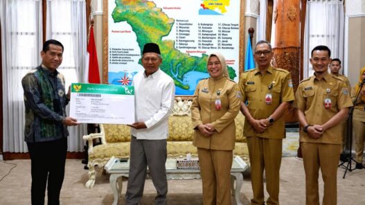 Kepala BPJS Kesehatan Cabang Purwokerto KGS Hamdani (batik), Pj Sekda Cilacap Annisa Fabriana (tengah), dan Wakil Ketua II Bidang Distribusi dan Daya Guna BAZNAS Kabupaten Cilacap Akhmad Kholil (peci) berfoto bersama usai penyerahan simbolis bantuan Jaminan Kesehatan Nasional (JKN) melalui Program Skema Sharing Iuran (SSI) di Rumah Dinas Bupati Cilacap, Selasa (4/8/2026).
