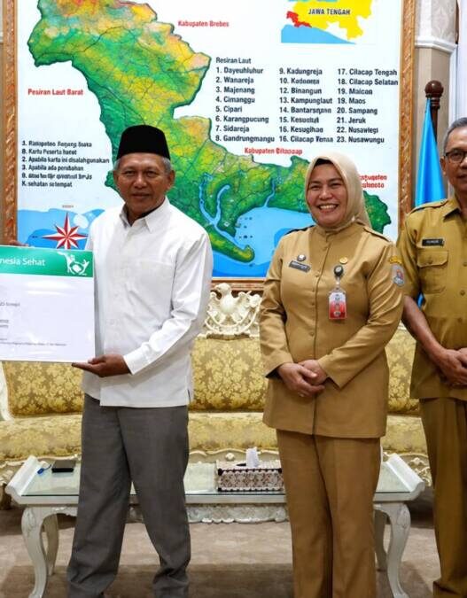 Kepala BPJS Kesehatan Cabang Purwokerto KGS Hamdani (batik), Pj Sekda Cilacap Annisa Fabriana (tengah), dan Wakil Ketua II Bidang Distribusi dan Daya Guna BAZNAS Kabupaten Cilacap Akhmad Kholil (peci) berfoto bersama usai penyerahan simbolis bantuan Jaminan Kesehatan Nasional (JKN) melalui Program Skema Sharing Iuran (SSI) di Rumah Dinas Bupati Cilacap, Selasa (4/8/2026).