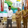 Kepala BPJS Kesehatan Cabang Purwokerto KGS Hamdani (batik), Pj Sekda Cilacap Annisa Fabriana (tengah), dan Wakil Ketua II Bidang Distribusi dan Daya Guna BAZNAS Kabupaten Cilacap Akhmad Kholil (peci) berfoto bersama usai penyerahan simbolis bantuan Jaminan Kesehatan Nasional (JKN) melalui Program Skema Sharing Iuran (SSI) di Rumah Dinas Bupati Cilacap, Selasa (4/8/2026).