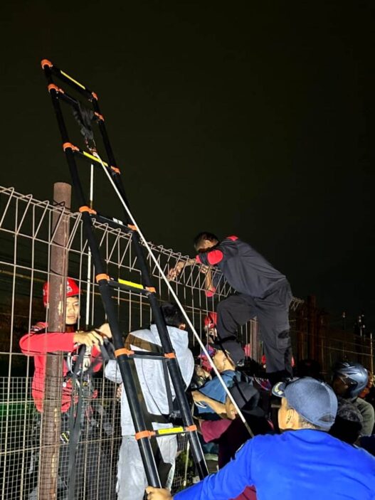 Perempuan Nyaris Lompat dari Flyover