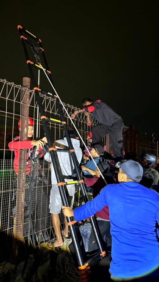 Perempuan Nyaris Lompat dari Flyover