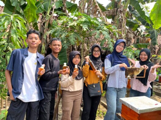 Peternakan Lebah Kebulusan Dikenalkan kepada Generasi Muda
