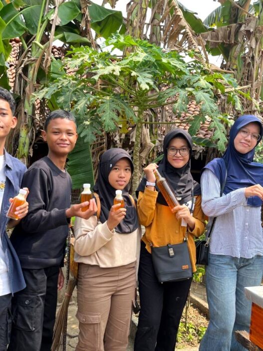 Peternakan Lebah Kebulusan Dikenalkan kepada Generasi Muda