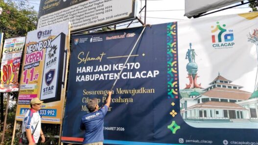 Puluhan Spanduk Tak Berizin Ditertibkan