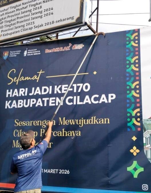 Puluhan Spanduk Tak Berizin Ditertibkan