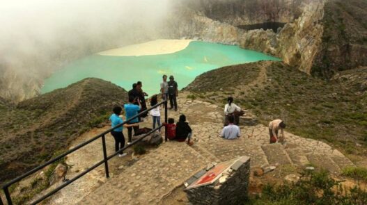 Retakan 100 Meter Muncul di Kawah Gunung Kelimutu