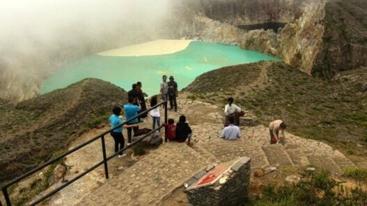 Retakan 100 Meter Muncul di Kawah Gunung Kelimutu