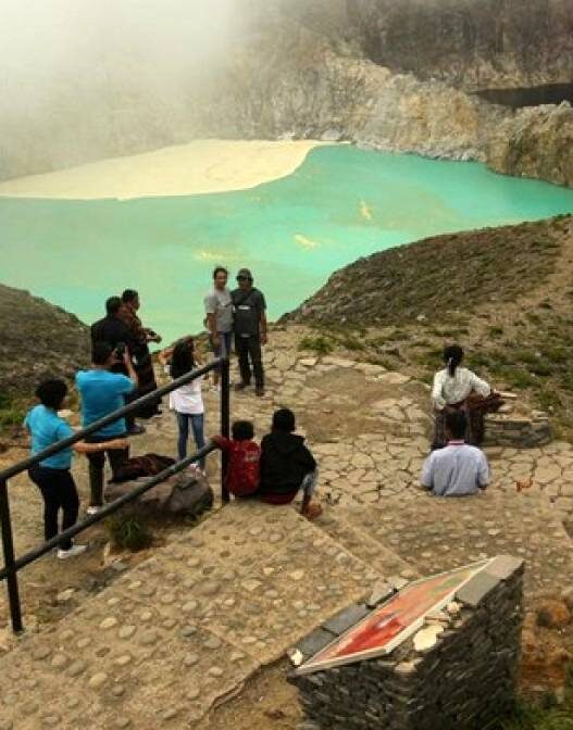 Retakan 100 Meter Muncul di Kawah Gunung Kelimutu