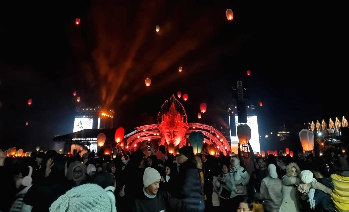 Ribuan Lampion Penuhi Langit Dieng