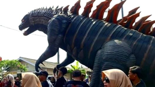 Ribuan Warga Tumpah Ruah di Jalan Desa