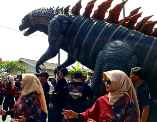 Ribuan Warga Tumpah Ruah di Jalan Desa