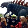Ribuan Warga Tumpah Ruah di Jalan Desa