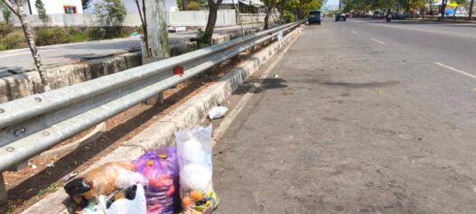 Sampah Berserakan di Jalan Bung Karno
