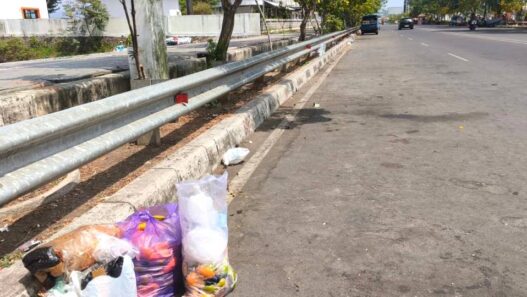 Sampah Berserakan di Jalan Bung Karno