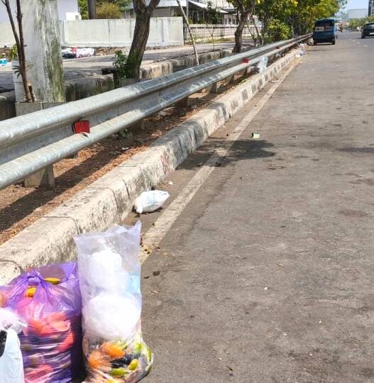 Sampah Berserakan di Jalan Bung Karno