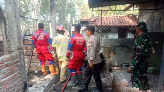 Sampah Picu Kebakaran Gudang Furniture