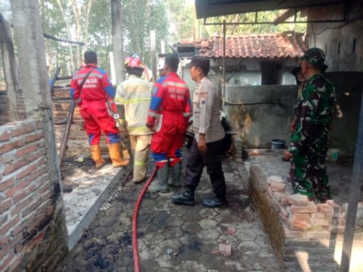Sampah Picu Kebakaran Gudang Furniture