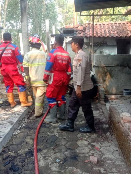 Sampah Picu Kebakaran Gudang Furniture