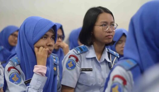Sekolah Kedinasan Berkacamata