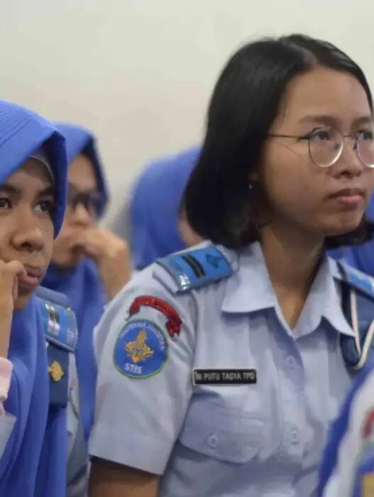 Sekolah Kedinasan Berkacamata