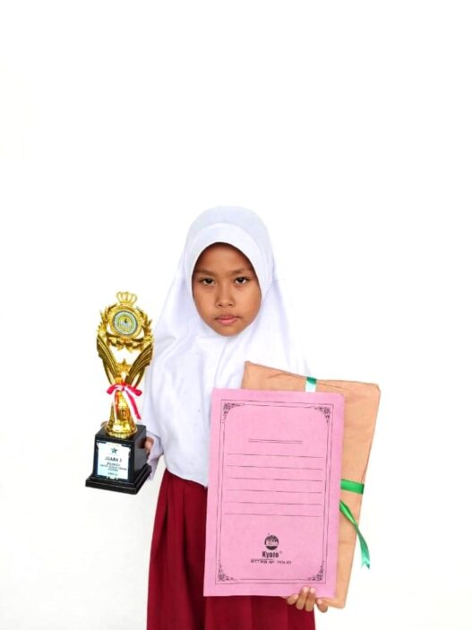 Siswi MI Mafatihul Huda Bantarsari Juara 2 Pesta Cinta Literasi