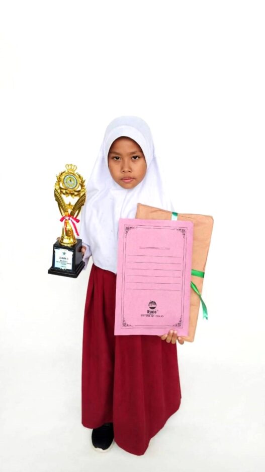 Siswi MI Mafatihul Huda Bantarsari Juara 2 Pesta Cinta Literasi