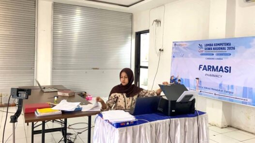 Siswi SMK Muhammadiyah Cilacap Juara 3 Nasional LKS Farmasi