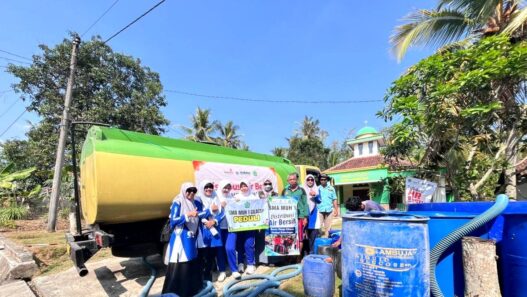 SMA Muhammadiyah Cilacap Beri Bantuan Air Bersih