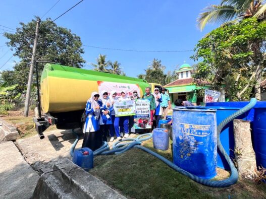 SMA Muhammadiyah Cilacap Beri Bantuan Air Bersih
