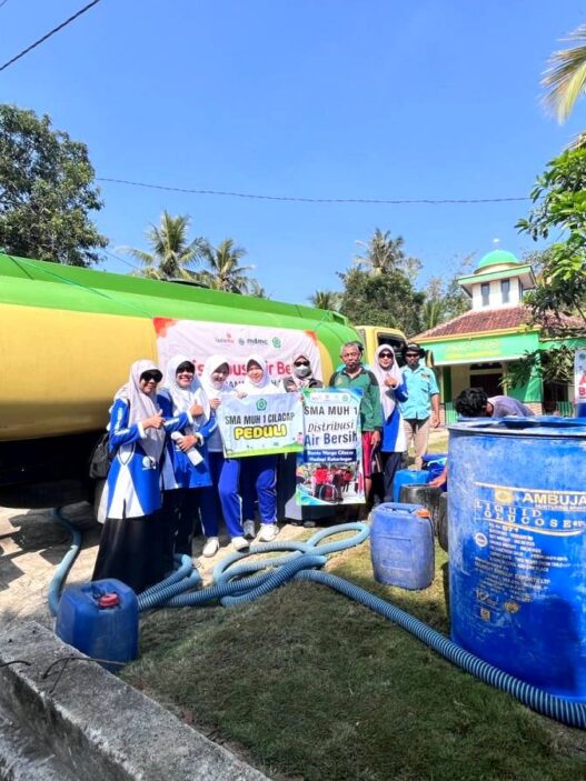 SMA Muhammadiyah Cilacap Beri Bantuan Air Bersih