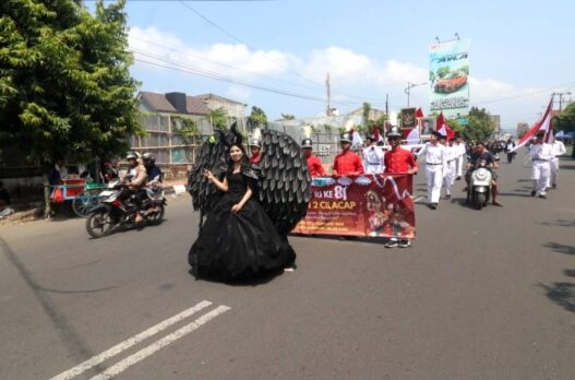SMPN 2 Cilacap Juara 2 Karnaval Jalan Kaki
