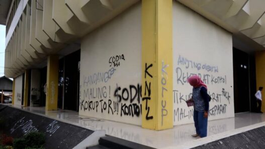 Tembok Rektorat Jadi Sasaran Vandalisme