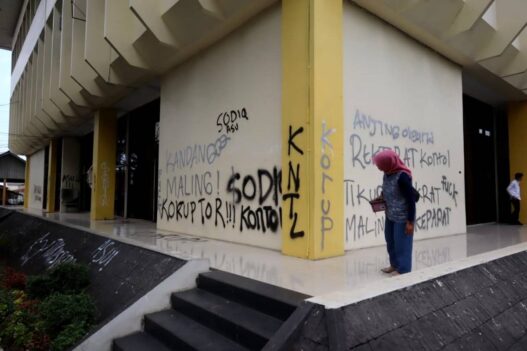 Tembok Rektorat Jadi Sasaran Vandalisme