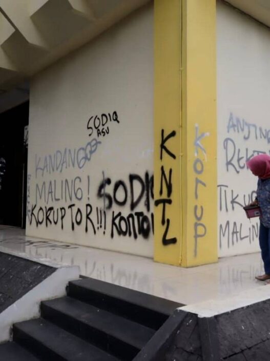 Tembok Rektorat Jadi Sasaran Vandalisme