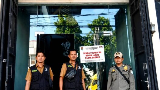 Wajib Pajak Dipasangi Stiker Nunggak Tiga Bulan