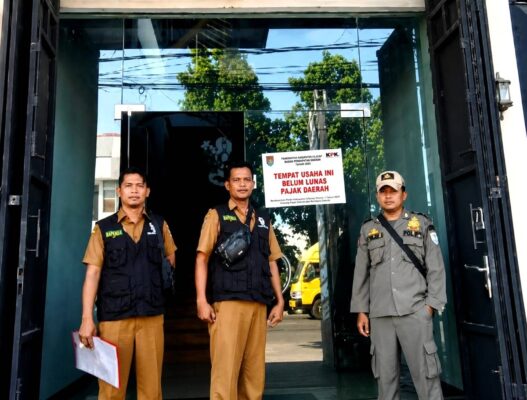 Wajib Pajak Dipasangi Stiker Nunggak Tiga Bulan